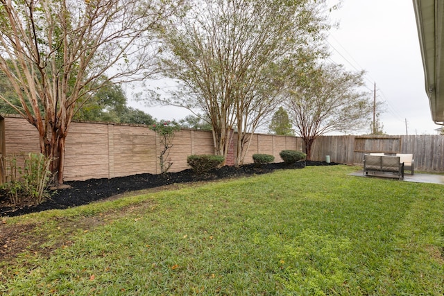 view of yard with a patio