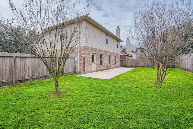 view of yard featuring a patio area