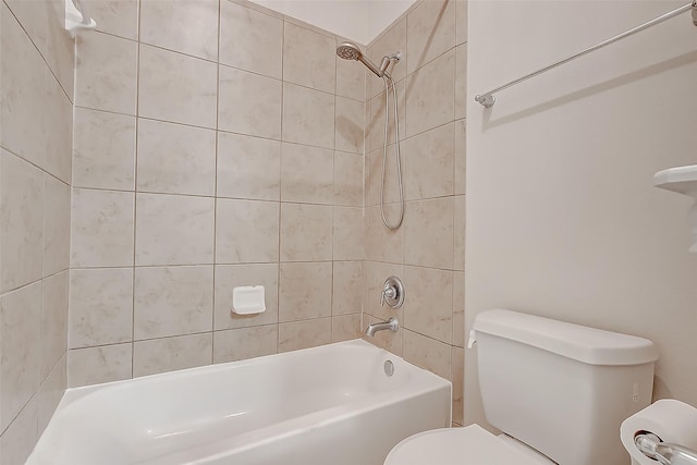 bathroom with toilet and tiled shower / bath