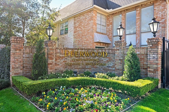 view of community / neighborhood sign