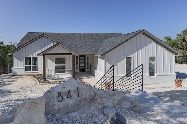 view of modern farmhouse style home