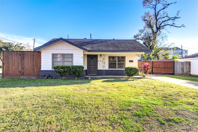 single story home featuring a front yard