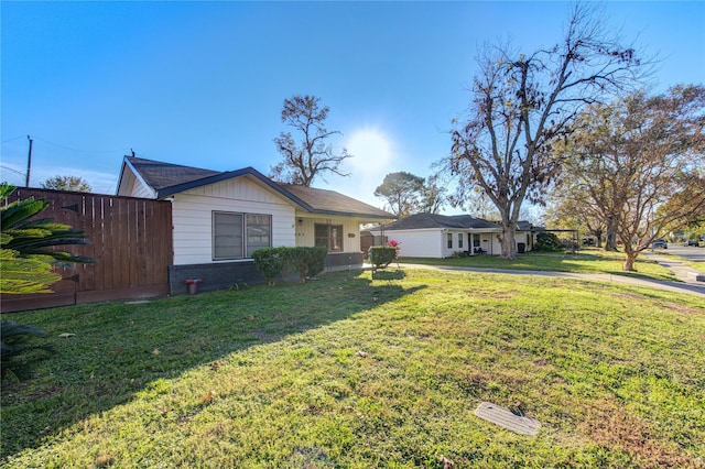 ranch-style house featuring a front lawn