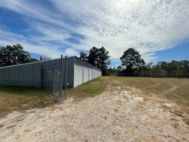 view of yard with an outbuilding