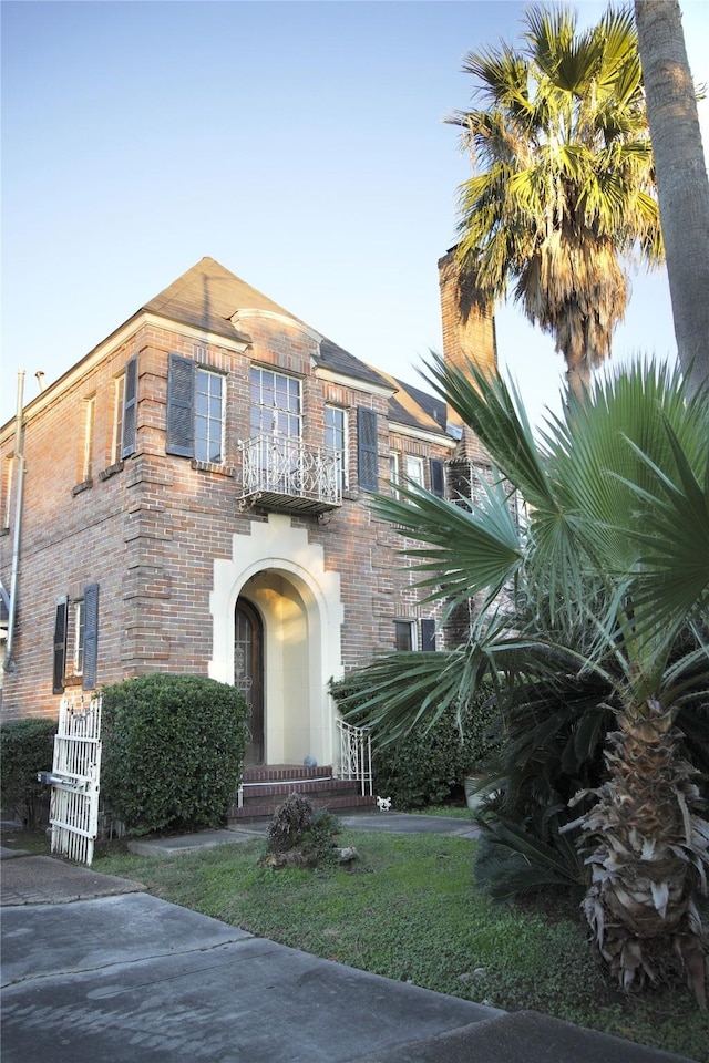 view of front facade with a balcony