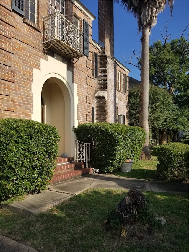 entrance to property featuring a balcony