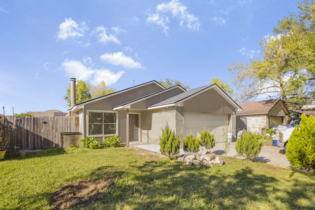 view of front of house featuring a front yard and a garage