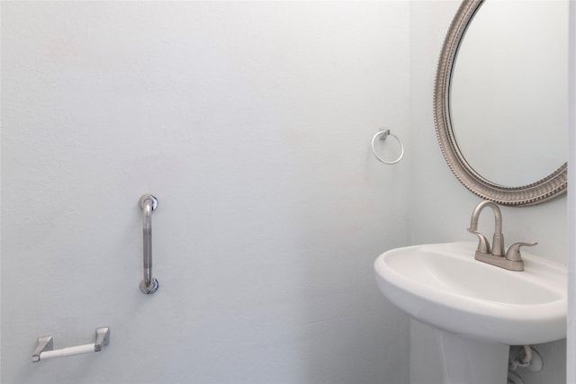 bathroom featuring sink