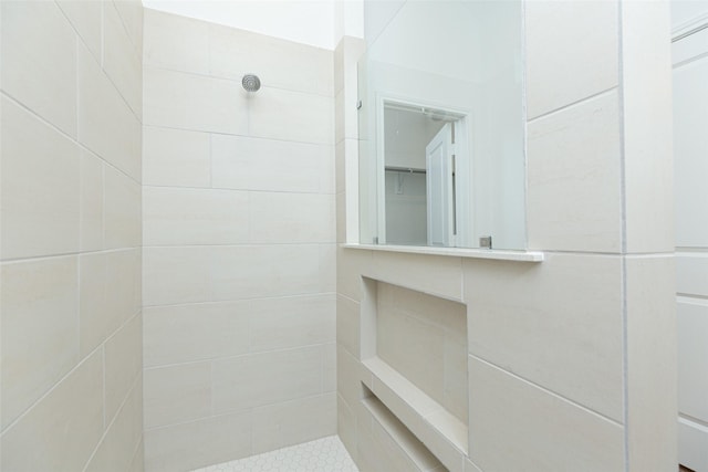 bathroom featuring a tile shower