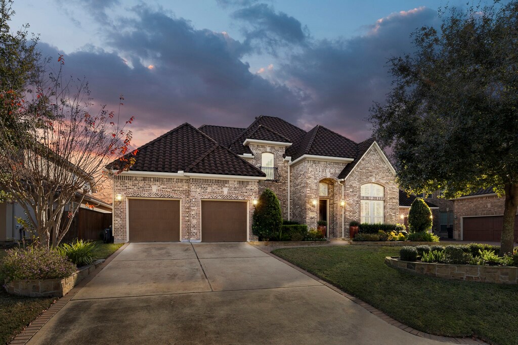 view of front facade featuring a yard and a garage