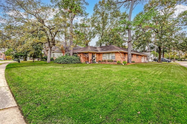 view of front of home featuring a front yard