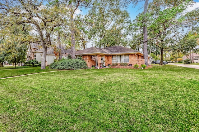 ranch-style home featuring a front lawn