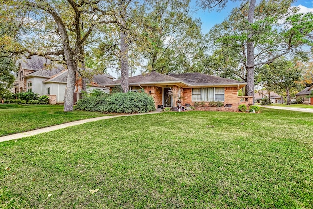 ranch-style house featuring a front yard