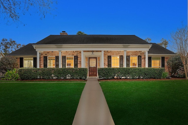 view of front facade featuring a front yard