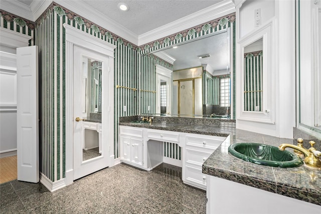 full bath featuring a textured ceiling, granite finish floor, baseboards, ornamental molding, and wallpapered walls