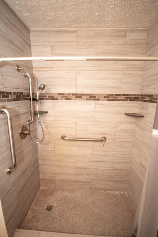 full bathroom featuring a tile shower