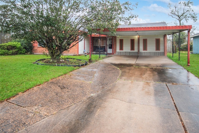 view of front of property featuring a front lawn and concrete driveway