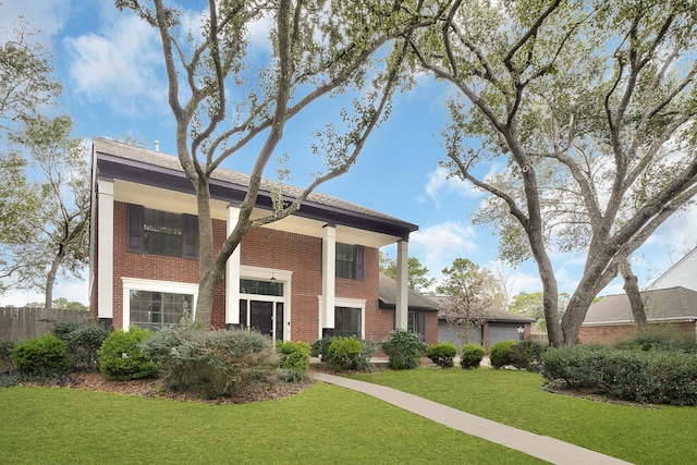 view of front of property featuring a front lawn