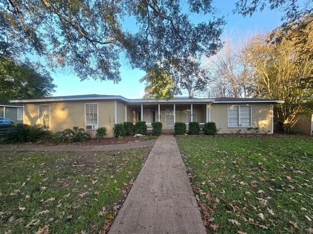 ranch-style home with a front yard