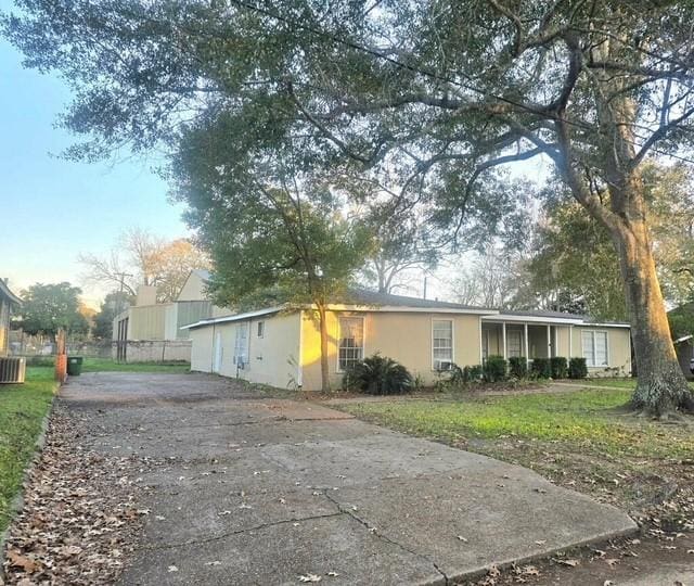 view of front of house featuring a front yard