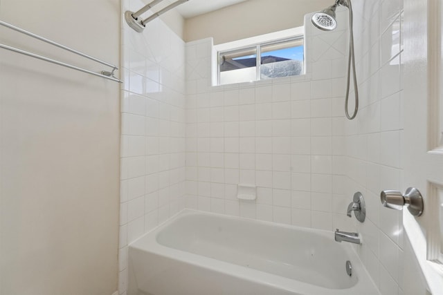 bathroom with tiled shower / bath combo