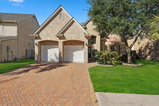 view of front of house featuring a front lawn