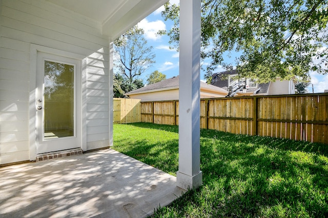 view of yard featuring a patio area