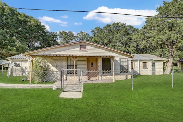 view of front of property featuring a front lawn