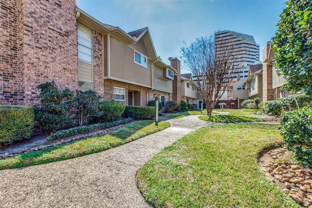 view of property's community featuring a lawn