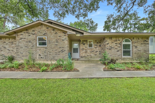 single story home featuring a front yard