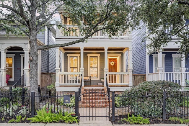 view of front of property featuring covered porch