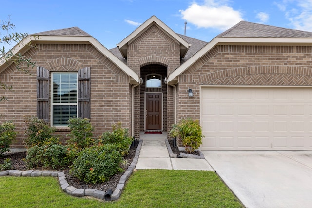 view of front facade with a garage and a front yard