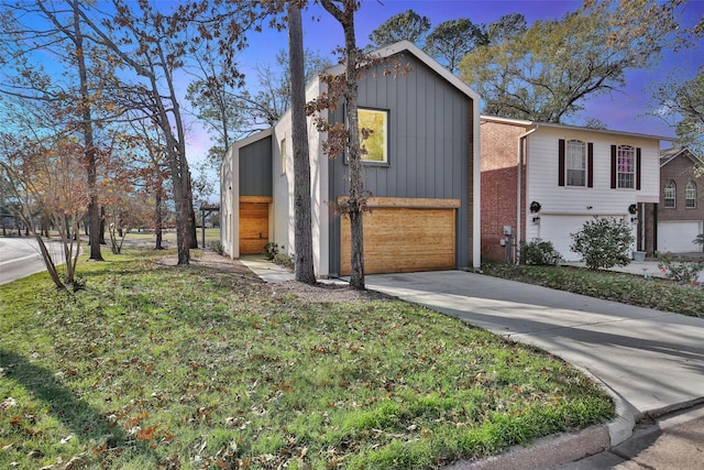 view of front of house featuring a lawn and a garage