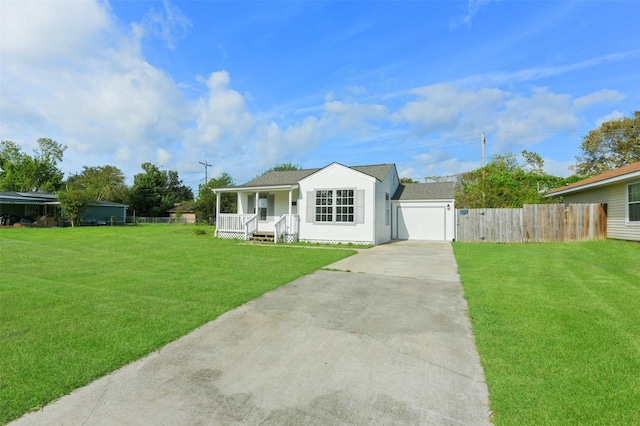 view of front facade featuring covered porch and a front yard