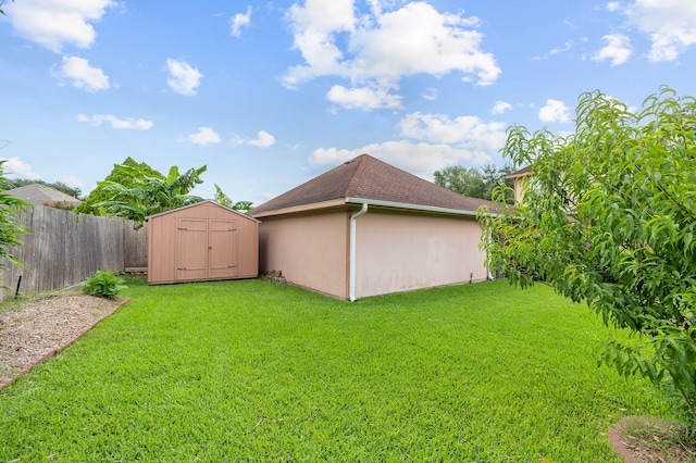 view of yard featuring a storage unit