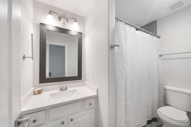 bathroom with a shower with curtain, vanity, and toilet