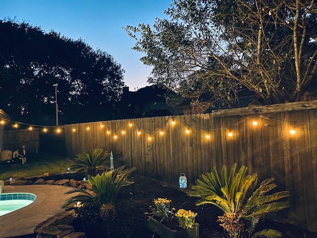 view of yard at dusk