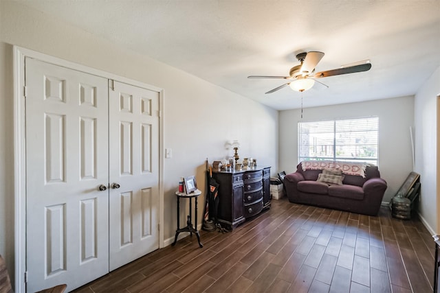 sitting room with ceiling fan