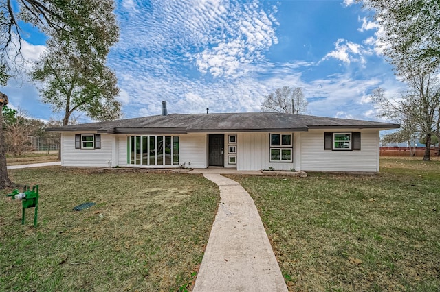 ranch-style house featuring a front lawn