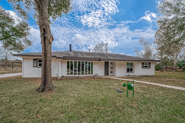 single story home featuring a front lawn