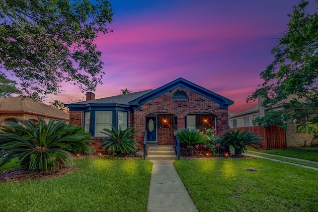 view of front of home featuring a lawn