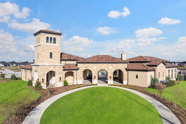 view of front of property featuring a front lawn