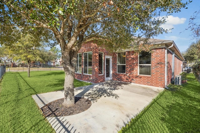 view of front of home featuring a front yard and a patio area