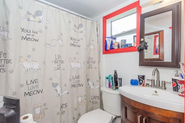 bathroom with toilet, a shower with curtain, and vanity