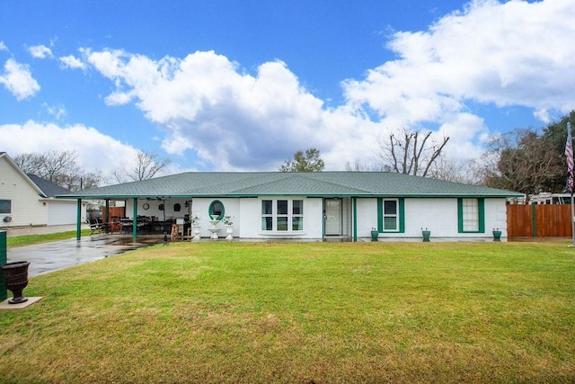 ranch-style home featuring a front lawn and a carport