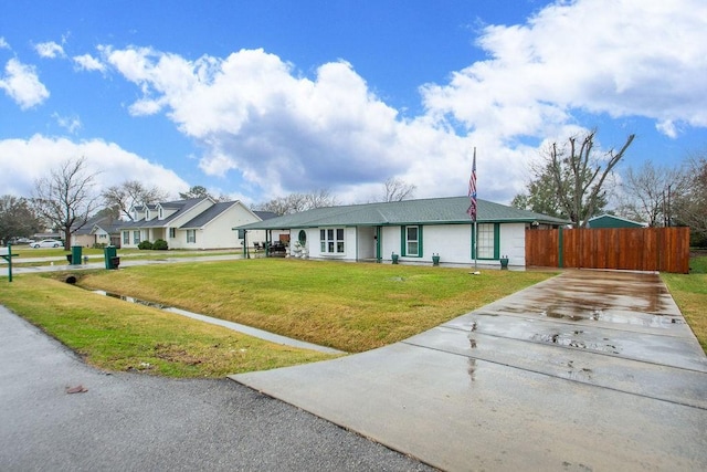 single story home featuring a front lawn