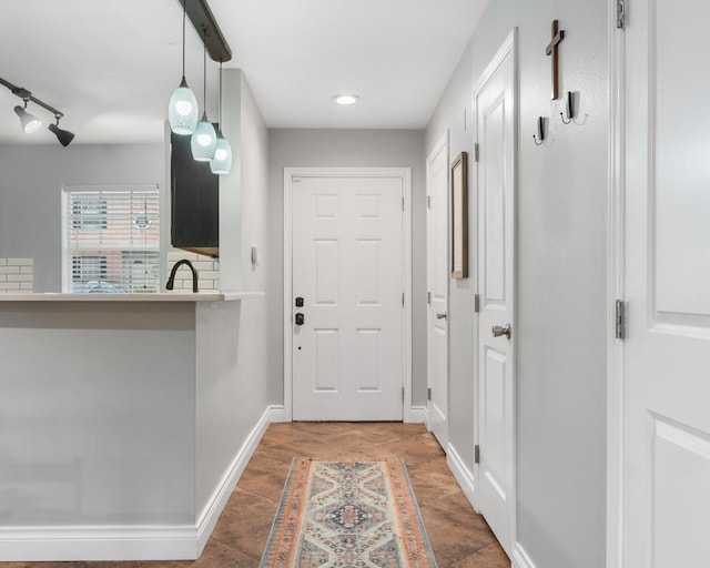 entryway featuring sink and track lighting