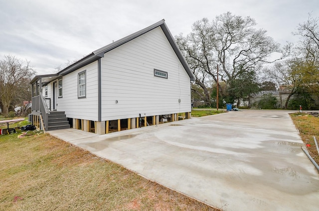 view of side of property featuring a yard