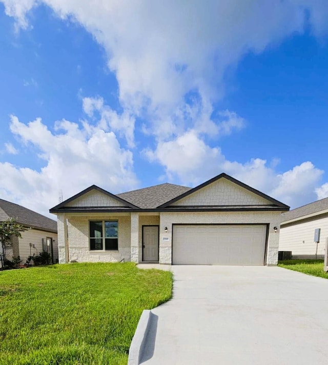 view of front of property featuring a front yard and a garage