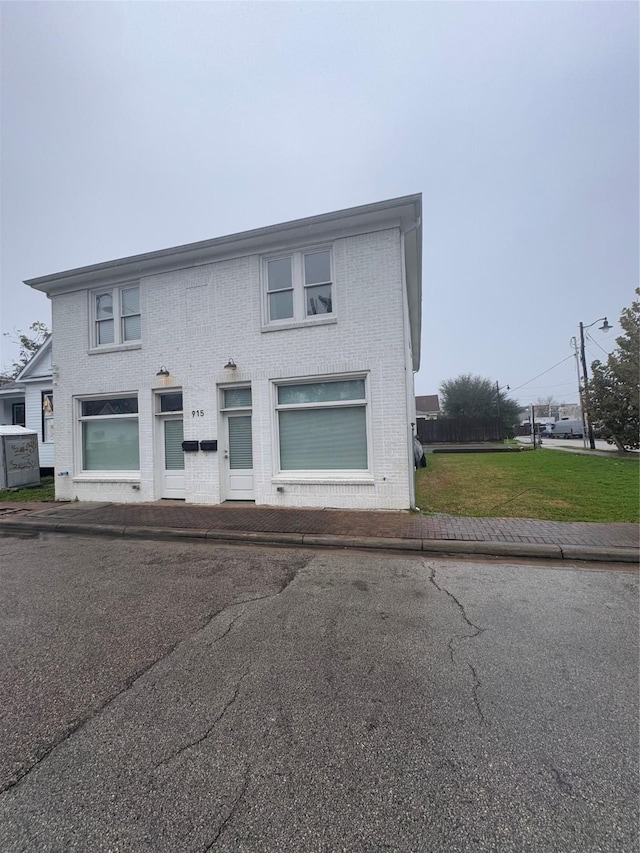 view of front of house with a front lawn